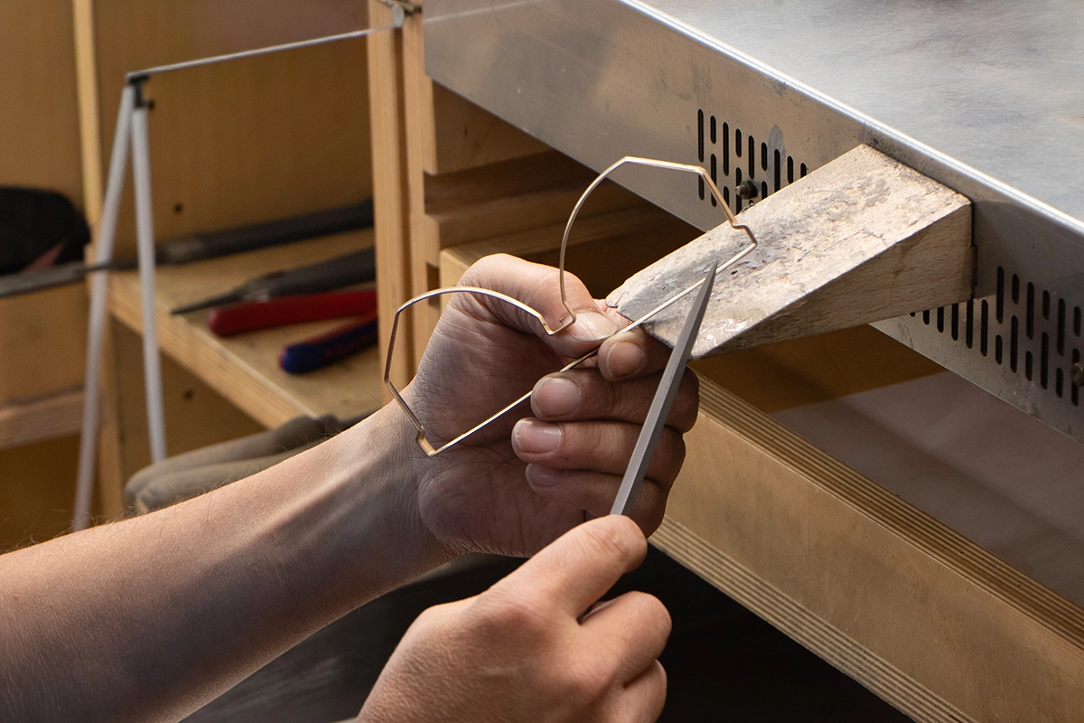 Lavorazione artigianale dell'oro e montaggio manuale